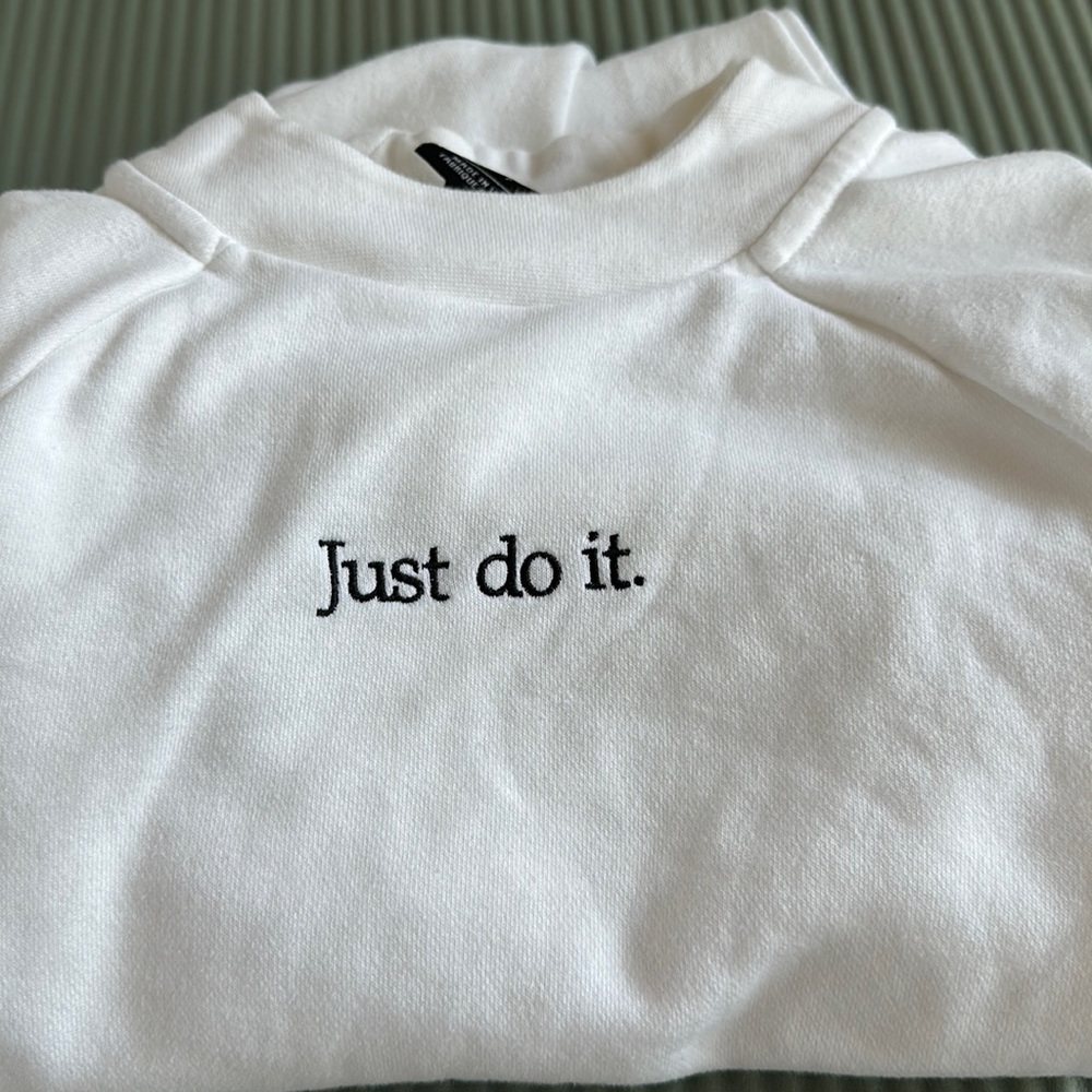 NIKE JUST DO IT EMBROIDERED ON WHITE CREWNECK